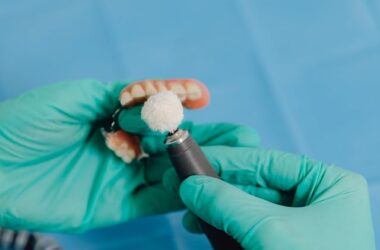 Kiedy należy wykonać podścielenie protezy zębowej?