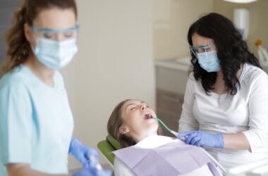 Czy odbudowa zęba na włóknie szklanym wymaga szlifowania zęba?