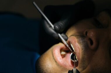 Czy implant zęba może wypaść po dłuższym czasie?
