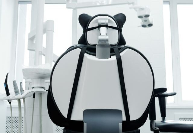 Czy implant wszczepiony w dniu usunięcia zęba goi się inaczej?