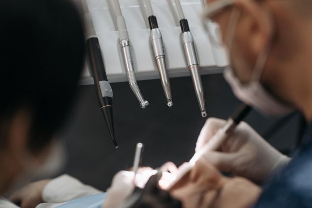 Ile implantów potrzeba do odbudowy całego łuku zębowego?