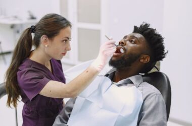 Jak długo goi się implant zębowy?