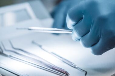 Czy wszczepienie implantu zęba boli?