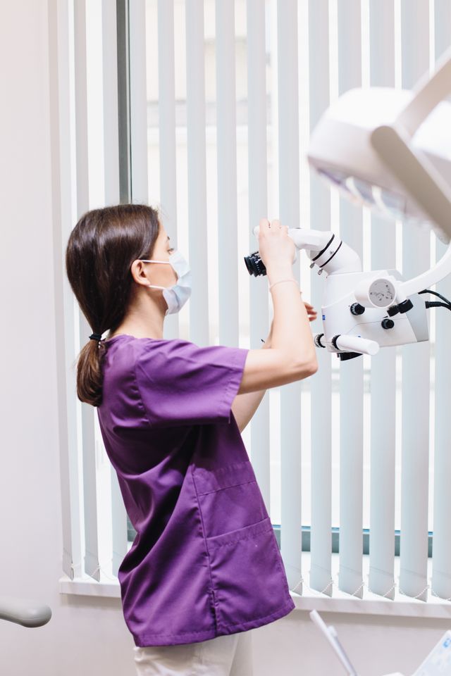 Wizyta u endodonty – jak wygląda krok po kroku? 1 Wizyta u endodonty – jak wygląda krok po kroku? Wizyta u endodonty – jak wygląda krok po kroku?